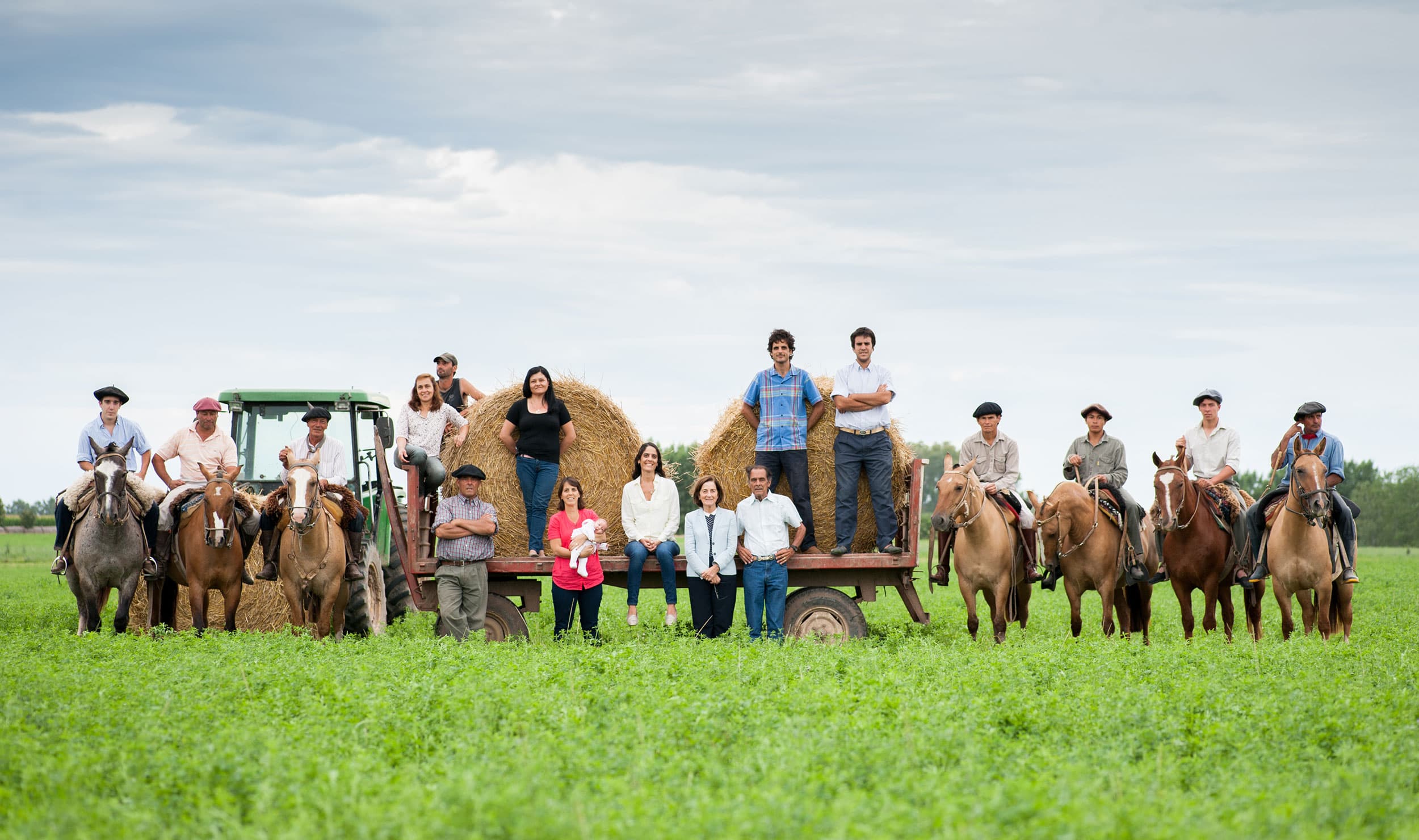 El equipo completo de Casamú del año 2014 en el campo de Atucha.