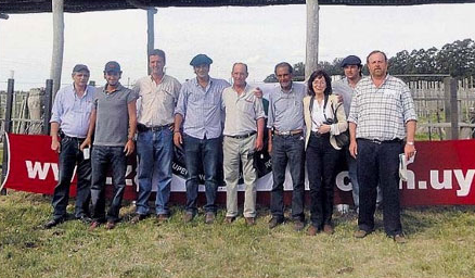Carlos Sackmann y Ana Braceras juntoa la familia Fillat y staff de Llanoverde.